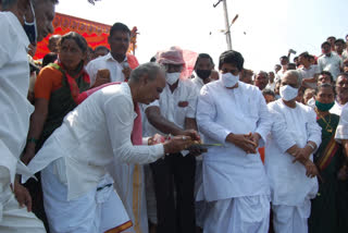 Bagina offered to Shiruru Lake in Bagalakote