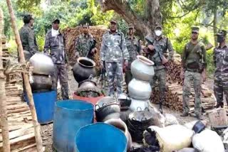 Police demolished five liquor kilns in Gudasai village  चाईबासा पुलिस ने गुड़ासाई गांव में शराब की पांच भट्ठियां की ध्वस्त
