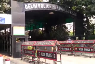 Delhi Police cut Challan for obeying Corona rules