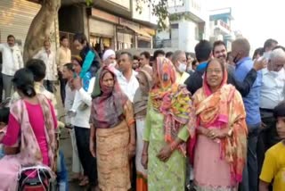 People jammed the road due to sewer problem in Jind