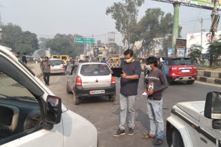 वाहनों की जांच करते आरटीओ के अधिकारी.