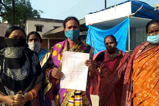 The villagers protest aganist school close in sambalpur district