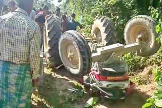 Road blocked due to road accident in dhubri assam etv bharat news