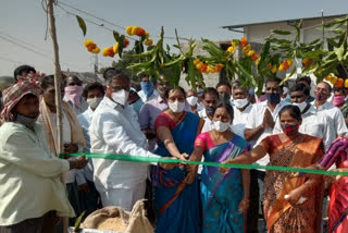 'దళారులను నమ్మకండి... కొనుగోలు కేంద్రంలోనే ధాన్యం అమ్మండి'