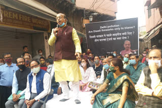 Businessmen protest against the ban on firecrackers in Delhi