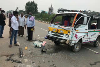 ఆటోను ఢీకొట్టిన కారు... పలువురికి గాయాలు