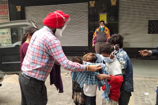 aiims resident doctors distributed warm clothes to the destitute on footpath in delhi