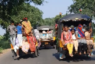 people  crowded in an auto at darshi