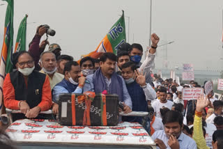 BJP worker and regional public greeted MP Manoj Tiwari at shastri park flyover