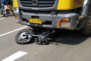 bike accident  road accident  kottayam  ലോറി ബൈക്കിലിടിച്ച് അപകടം  റോഡപകടങ്ങൾ  കോട്ടയം