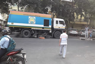 SDMC removing dust from roads at tagore garden in delhi