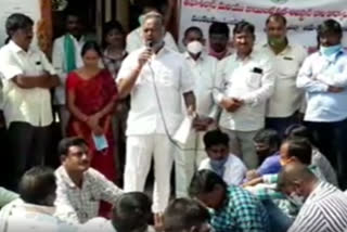 farmers protest in front of ganapuram mro office in jayashankar district