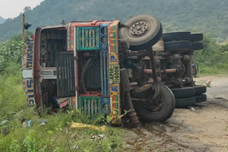 a lorry carrying chemical overturne