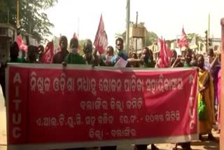 Mid-day meal cook association's protest to collector for settlement in Balangir