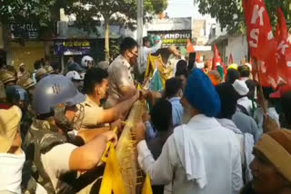 farmers organization protest in front of cm house in karnal