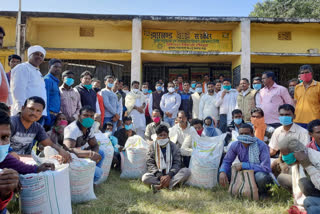 mla bandhu tirkey distributes seed among farmers in ranchi