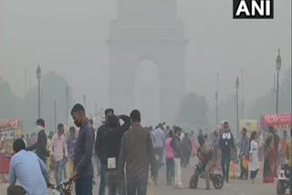 Haze hangs in Delhi as air quality deteriorates  മൂടല്‍ മഞ്ഞ്  ഡല്‍ഹിയില്‍ വായു മലിനീകരണം വര്‍ദ്ധിക്കുന്നു  വായു മലിനീകരണം  ഡല്‍ഹിയില്‍ വായു മലിനീകരണ തോത്