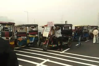 E-rickshaw drivers demand support from Manoj Tiwari by protest in delhi