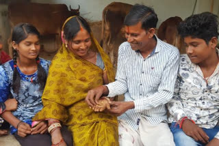 villager in kawardha sold cow dung and bought gold mangalsutra for wife.