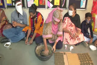 Eco-friendly Diwali: Children at orphanage make Diya  idols using cow dung  ചാണകമുപയോഗിച്ച് ദീപങ്ങളും അലങ്കാരവസ്‌തുക്കളും  ദീപാവലി  രാഷ്‌ട്രീയ കാമധേനു ആയോഗ്  ദീപാവലി അഭിയാന്‍  ഗാന്ധിനഗര്‍  Diwali