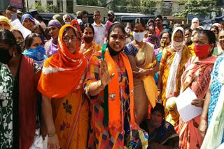 bjp leaders and flood victims protest at ghmc office