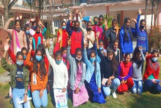 girl students protest in Champawat