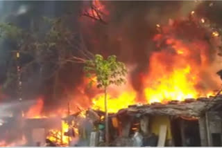 20 shanties gutted  kolkata fire  topsia area  casualties in kolkata fire  കൊൽക്കത്തയിൽ തീപിടുത്തം  കുടിലുകൾ കത്തി നശിച്ചു  ആറ് ഫയർ ഫോഴ്‌സ് യൂണിറ്റ്
