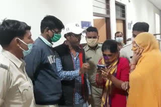 नागौर में अध्यापिका पर्स लेकर भागे चोर, Thieves takes teacher purse in Nagaur