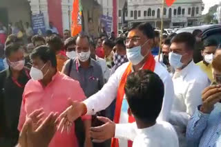 Agriculture Minister Kamal Patel danced on BJP victory in ujjain
