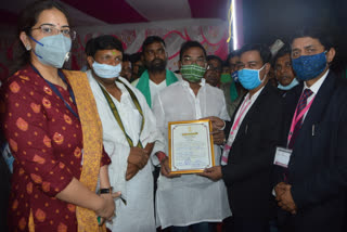 Basant Soren gets certificate of victory in dumka