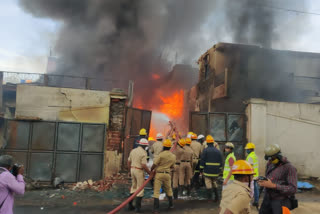 Chemical company fire, Bangalore chemical company fire, Bangalore chemical company fire news, People shift to safe place, ಕೆಮಿಕಲ್ ಕಂಪನಿ ಫೈಯರ್, ಬೆಂಗಳೂರು ಕೆಮಿಕಲ್ ಕಂಪನಿ ಫೈಯರ್, ಬೆಂಗಳೂರು ಕೆಮಿಕಲ್ ಕಂಪನಿ ಫೈಯರ್ ಸುದ್ದಿ, ಸುರಕ್ಷಿತ ಸ್ಥಳಕ್ಕೆ ಜನರು ಶಿಫ್ಟ್,