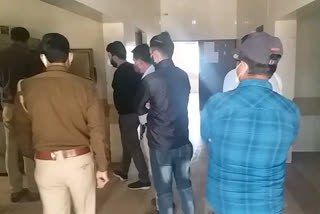 घायलों को अस्पताल लेकर पहुंची पुलिस