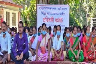 Protest against Micro finance company in sivsagar assam etv bharat news