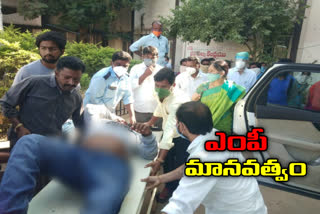 MP Kavitha helps the person injured in road accident in mahaboobabad dist