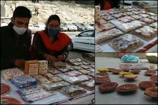 Vedic plastar institution stalls products made of cow dung in Mandi market