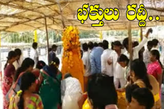 Devotees rush in the Medaram Sammakka Saralamma Temple in mulugu district