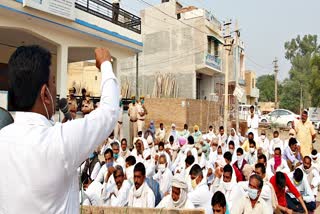 किसानों का प्रदर्शन, मुआवजे की मांग, किसानों का आंदोलन, मुआवजे की मांग को लेकर किसानों का प्रदर्शन  नेशनल हाईवे 75  हनुमानगढ़ में हाईवे का निर्माण  Farmers demonstration  Demand for compensation  Seeking compensation  Farmers demonstration