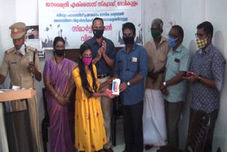 free smart phone distribution idukki  online class latest news'  idukki news  ഇടുക്കി വാര്‍ത്തകള്‍  സ്‌മാര്‍ട്ട് ഫോണ്‍ വിതരണം  അങ്കമാലി ഫിസാറ്റ്  ഇടുക്കി എക്‌സൈസ് വാര്‍ത്തകള്‍