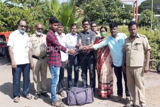 The bus staff returned the bag to the passenger