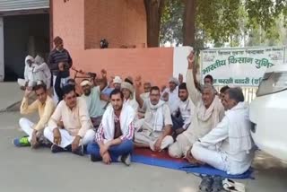 farmers protest in Charkhi Dadri cereal market