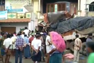 బీభత్సం సృష్టించిన లారీ...డ్రైవర్ మృతి