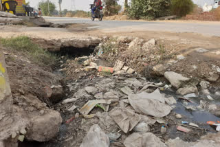 People are facing problems due to drain open at surakhpur road