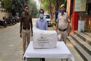 delhi police arrest illegal cracker seller