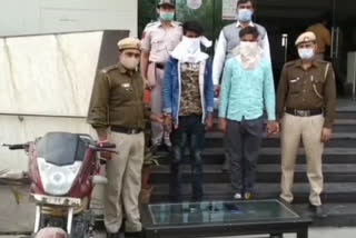 dwarka police arrested two snatchers