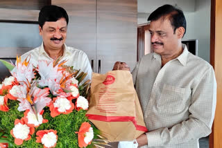 Munirathna visits Minister Ramesh Jarkiholi