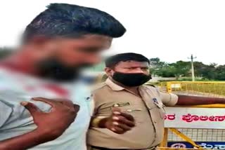 police-hit-the-young-man-without-mask-issue-mysuru