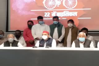 अखिलेश यादव से मिले अयोध्या के किसान.