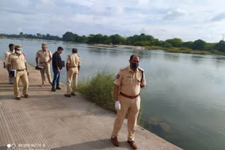 jogulamba gadwal SP examining the Pushkara ghats in the background of the Tungabhadra Pushkaras