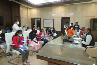 Child journalist met assembly Speaker in ranchi