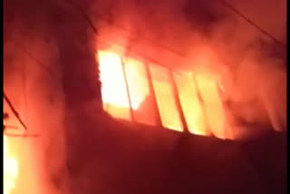 heavy fire in cloth godown in gandhi nagar market delhi